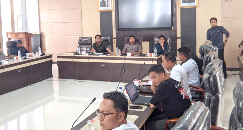 LAODE IDRIS SYAPUTRA/KENDARI POS) RDP: Suasana RDP terkait dugaan pelanggaran perizinan oleh Exodus Cafe di Kantor DPRD Kota Kendari, Jumat (20/12/2024).