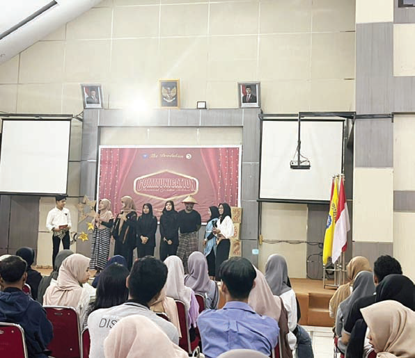 Komunitas Laskar astra UHO usai menampilkan pertunjukan teater dalam acara “Theatrical of ultra Folklore” di Aula FIIP Universitas Halu Oleo, Jumat (20/12).