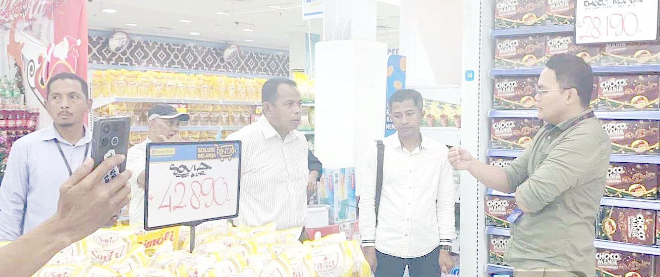 JANGAN PANIK : Sidak pada sejumlah pasar tradisional dan retail yang dilakukan TPID Kota Baubau dalam memastikan ketersediaan stok dan kestabilan harga kebutuhan pokok menjelang Nataru, kemarin.