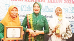 Siswa dan guru pendamping SMK Negeri 4 Kendari bersama Ketua Dekranasda Kota Kendari.