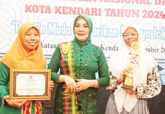 Siswa dan guru pendamping SMK Negeri 4 Kendari bersama Ketua Dekranasda Kota Kendari.