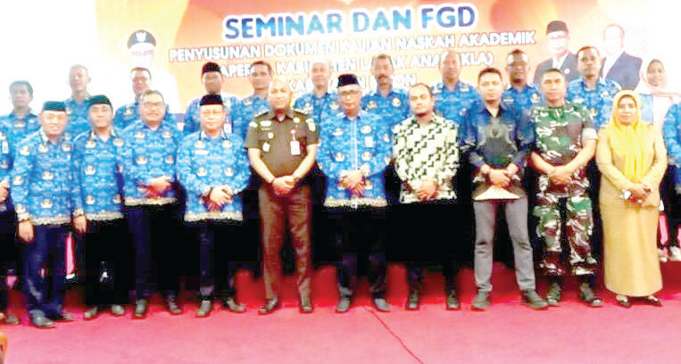 Sekda Buton Asnawi bersama Forkopimda saat FGD penyusunan naskah akademik rapersa Kabupaten Layak Anak.