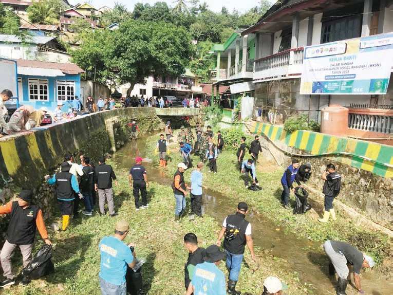 BAKTI SOSIAL : Ratusan pegawai dan unsur gabungan bergotong royong membersihkan Kali Lasolo, Jumat (20/12). Bakti sosial ini dalan rangka peringatan Hari Kesetiakawanan Nasional (HKSN) 2024.