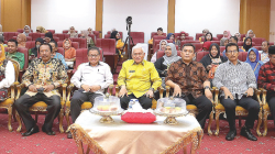 Sekda Sultra, Asrun Lio (tengah) kembali terpilih sebagai Ketua Umum IKA DIBING FKIP UHO dalam Kongres Nasional III yang dirangkaikan seminar nasional IKA DIBING FKIP UHO.