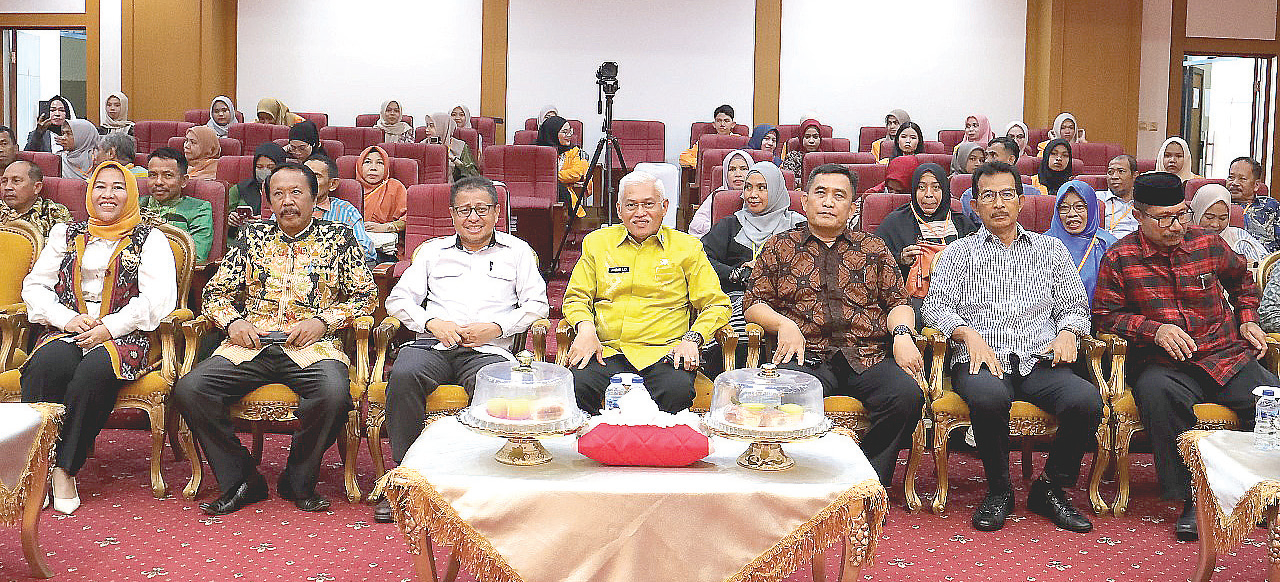 Sekda Sultra, Asrun Lio (tengah) kembali terpilih sebagai Ketua Umum IKA DIBING FKIP UHO dalam Kongres Nasional III yang dirangkaikan seminar nasional IKA DIBING FKIP UHO.