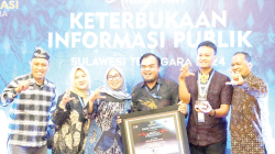 I NGURAH PANDI SANTOSA/ KENDARI POS INFORMASI PUBLIK: Jajaran Pemkab Konsel usai menerima penghargaan peringkat ketiga terbaik kategori PPID se- Sultra dalam Anugerah Keterbukaan Informasi Publik 2024 yang digelar Komisi Informasi.