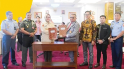 Foto bersama ekan FF UHO, Prof. r. uslin, .i (tengah), ekan FF iliter Unhan I Prof. r. apt. Yahdiana Harahap, . (tiga dari kiri) dan Wakil ekan FF UHO serta FF iliter Unhan.