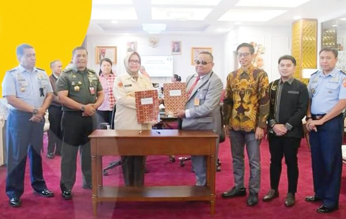 Foto bersama ekan FF UHO, Prof. r. uslin, .i (tengah), ekan FF iliter Unhan I Prof. r. apt. Yahdiana Harahap, . (tiga dari kiri) dan Wakil ekan FF UHO serta FF iliter Unhan.