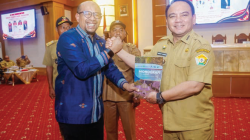 Pj Gubernur Sultra, Andap Budhi Revianto (kanan) saat menerima secara simbolis Data Desa Presisi dari Dekan Fakultas Ekologi Manusia (FEMA) Institut Pertanian Bogor (IPB), Prof. Sofyan Sjaf, baru-baru ini.