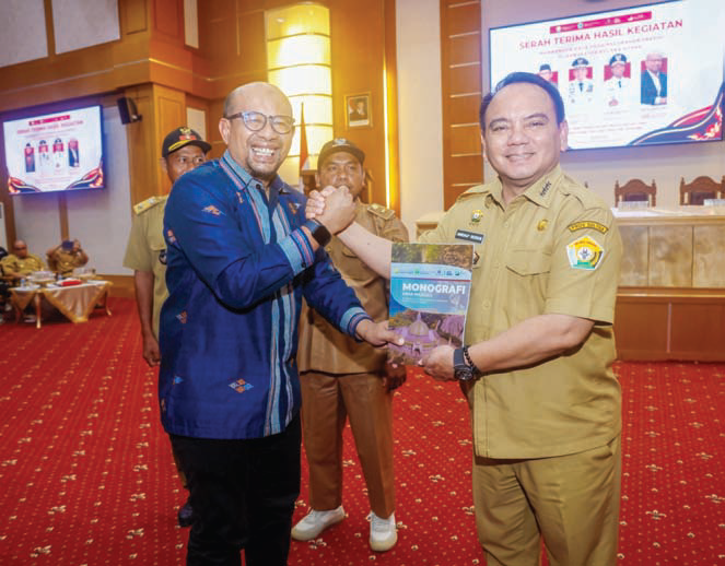 Pj Gubernur Sultra, Andap Budhi Revianto (kanan) saat menerima secara simbolis Data Desa Presisi dari Dekan Fakultas Ekologi Manusia (FEMA) Institut Pertanian Bogor (IPB), Prof. Sofyan Sjaf, baru-baru ini.