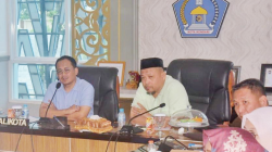 Pj Wali Kota Kendari, Parinringi (kiri) didampingi Pj Sekda Kota Kendari, dr.Sukirman (2 dari kiri) menggelar rakor penanganan kebersihan perkotaan di Balai Kota Kendari, baru-baru ini.