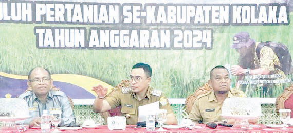 ZULFADLY NUR/ KENDARI POS /TINGKATKAN PRODUKTIVITAS: Pj Bupati Kolaka, Muhammad Fadlansyah (tengah) saat menghadiri acara temu teknis Penyuluh Pertanian tingkat kabupaten, kemarin.