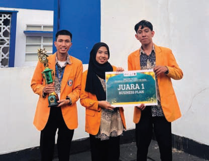 Tiga mahasiswa UHO yang tergabung dalam Tim Emerald Star berhasil meraih juara pertama dalam Lomba Business Plan pada ajang Raden Fatah Sharia Economic Expo VII 2024.