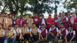 Foto bersama usai kegiatan bersih lingkungan berbasis kolaborasi