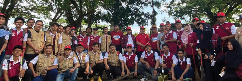 Foto bersama usai kegiatan bersih lingkungan berbasis kolaborasi