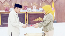 POSTUR APBD : Bupati Butur, Muh. Ridwan Zakariah (kiri) usai penandatanganan berita acara persetujuan bersama atas Raperda APBD tahun 2025 bersama Ketua DPRD, Hj. Hasrianti Ali.