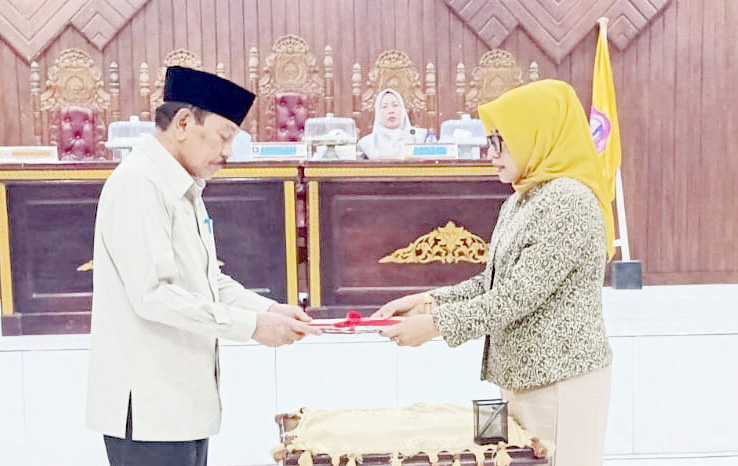 POSTUR APBD : Bupati Butur, Muh. Ridwan Zakariah (kiri) usai penandatanganan berita acara persetujuan bersama atas Raperda APBD tahun 2025 bersama Ketua DPRD, Hj. Hasrianti Ali.