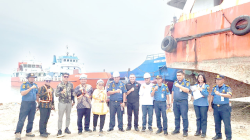 Inspektur III Inspektorat Jenderal (Itjen) Kemenhub Republik Indonesia, Retno Wijayanti beserta jajaran dan Kepala KSOP Kelas II Kendari, Capt. Raman, MM, serta petinggi PT Arsa foto bersama di lokasi galangan kapal PT AMP di Desa Tanjung Tiram, Kecamatan Moramo, Kabupaten Konawe Selatan, Selasa (3/12/2024).