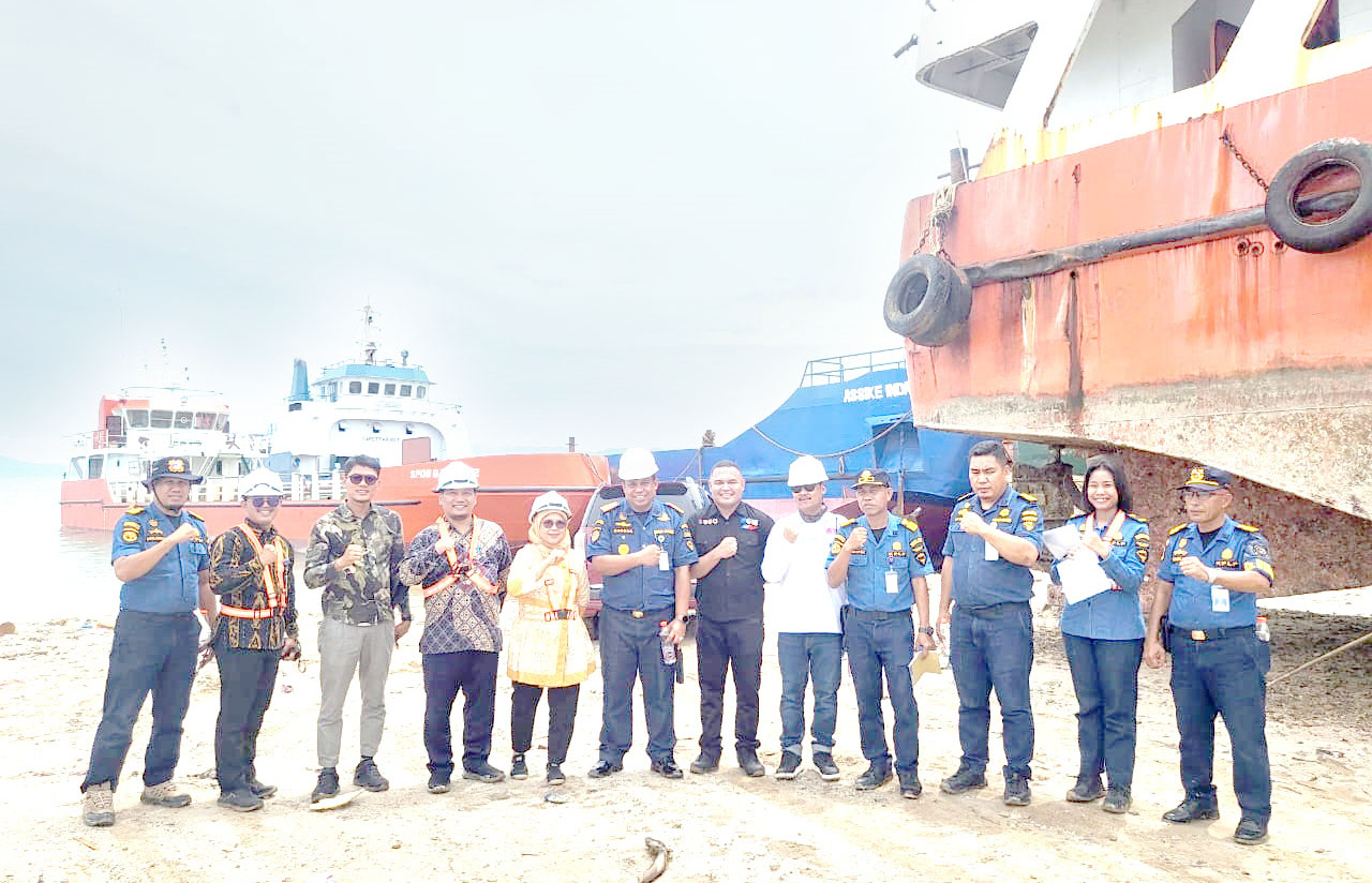 Inspektur III Inspektorat Jenderal (Itjen) Kemenhub Republik Indonesia, Retno Wijayanti beserta jajaran dan Kepala KSOP Kelas II Kendari, Capt. Raman, MM, serta petinggi PT Arsa foto bersama di lokasi galangan kapal PT AMP di Desa Tanjung Tiram, Kecamatan Moramo, Kabupaten Konawe Selatan, Selasa (3/12/2024).