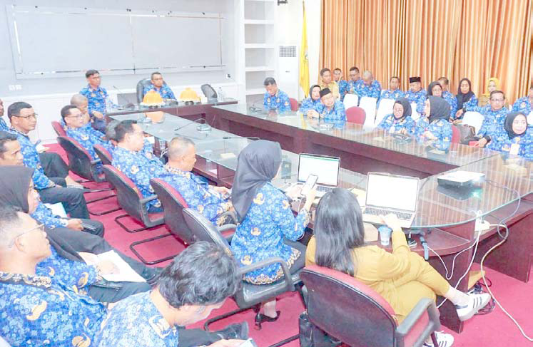 SELARASKAN VISI : Suasana rapat evaluasi dan pengendalian pembangunan yang digelar Pemkot Baubau dan dipimpin langsung Pj Wali Kota, Dr. H. Muh. Rasman Manafi.