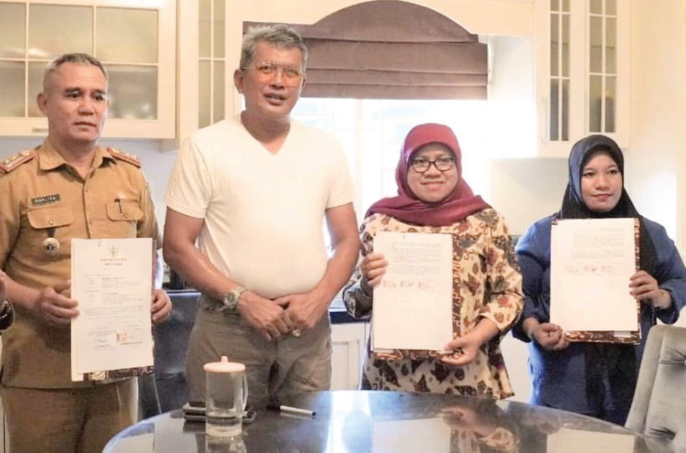 AGUS SETIAWAN/KENDARI POS/ KERJASAMA PENANGANAN KEKERASAN PEREMPUAN DAN ANAK : Pj Wali Kota Kendari, Muhammad Yusup (dua kiri) bersama jajaran foto bersama perwakilan Yayasan Rumpun Perempuan usai menyepakati kerjasama penanganan masalah kekerasan terhadap perempuan dan anak, kemarin.