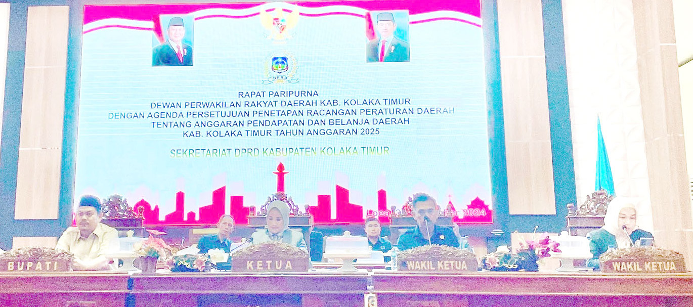 PEMBIAYAAN PEMBANGUNAN : Suasana rapat paripurna DPRD dalam rangka penandatanganan dan penyerahan dokumen persetujuan APBD 2025 yang dihadiri langsung Bupati Koltim, Abdul Azs (kiri).