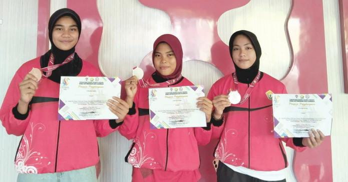 Tiga siswa SMAN 12 Kendari yang bertanding di Cabang Olahraga Pencak Silat: Risky Amelia Amanda (kelas XII.3), Siti Rahmalia (kelas XII.1), dan Resti Nur Hasana (kelas XII.1) sukses meraih 2 medali perak dan 1 medali perunggu.