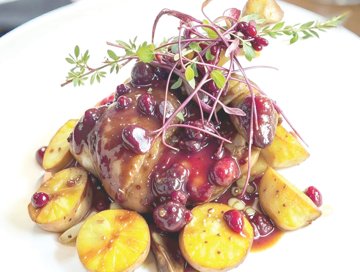 Hidangan istimewa Duck Confit dengan Saus Cranberry tersedia eksklusif di Swiss-Belhotel Kendari.